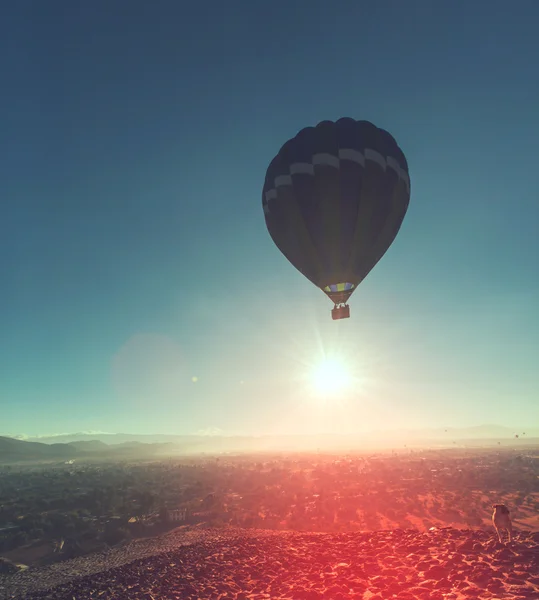 Globo en el cielo —  Fotos de Stock