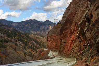 Ormanın kırsal kesiminde renkli sonbahar manzarası
