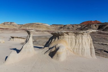 Bisti çorak arazilerindeki alışılmadık çöl manzaraları, De-na-zin vahşi doğa alanı, New Mexico, ABD