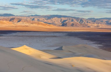 Kaliforniya, ABD 'deki kum tepeleri. Güzel doğa manzaraları gündoğumu arka planında seyahat eder