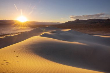 Kaliforniya, ABD 'deki kum tepeleri. Güzel doğa manzaraları gündoğumu arka planında seyahat eder