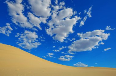 Uzak çöldeki bozulmamış kum tepeleri