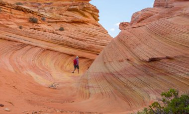 Utah dağlarında yürüyüş. Alışılmadık doğal manzaralarda yürüyüş. Fantastik kumtaşı oluşumları.