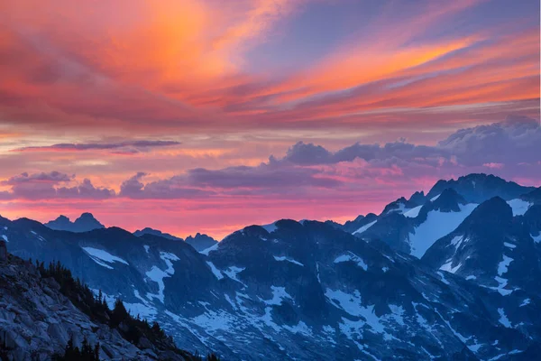 Puesta Sol Escénica Las Montañas Hermoso Fondo Natural —  Fotos de Stock