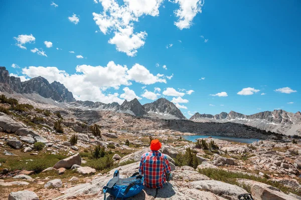 Backpacker Στην Πεζοπορία Στα Ψηλά Βουνά — Φωτογραφία Αρχείου