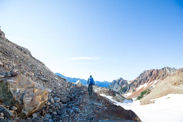 Backpacker Στην Πεζοπορία Στα Ψηλά Βουνά — Φωτογραφία Αρχείου