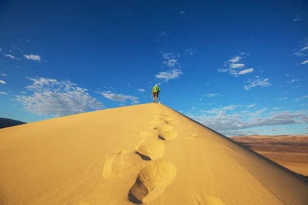 Randonneur Parmi Les Dunes Sable Dans Désert — Photo