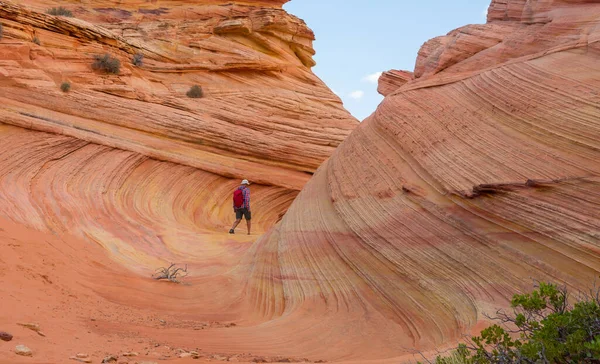 Utah dağlarında yürüyüş. Alışılmadık doğal manzaralarda yürüyüş. Fantastik kumtaşı oluşumları.