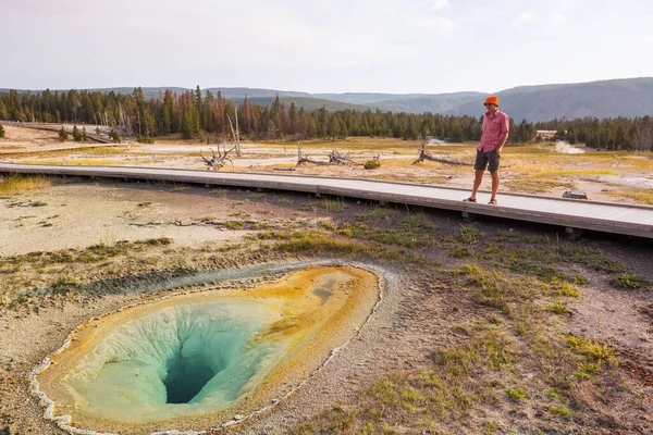 Turista Yellowstonském Národním Parku Usa — Stock fotografie