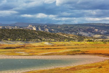 Amerikan peyzajları- çayır ve kayalıklar, Utah, ABD.