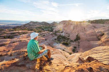Utah dağlarında yürüyüş. Alışılmadık doğal manzaralarda yürüyüş. Fantastik kumtaşı oluşumları.