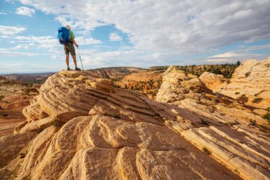 Utah dağlarında yürüyüş. Alışılmadık doğal manzaralarda yürüyüş. Fantastik kumtaşı oluşumları.