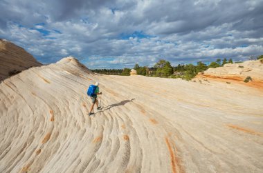 Utah dağlarında yürüyüş. Alışılmadık doğal manzaralarda yürüyüş. Fantastik kumtaşı oluşumları.