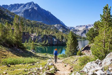 Yüksek dağlarda yürüyüş yapan bir gezgin.