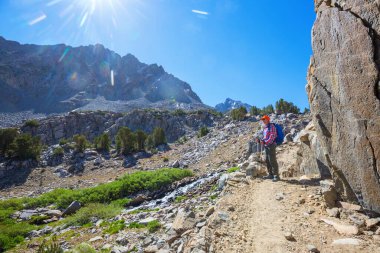 Yüksek dağlarda yürüyüş yapan bir gezgin.