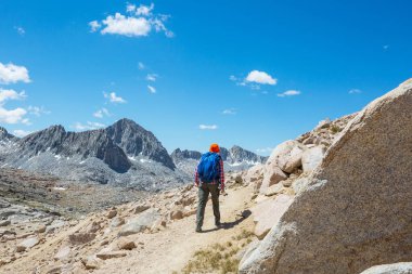 Yüksek dağlarda yürüyüş yapan bir gezgin.