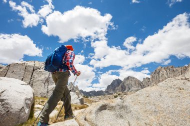Yüksek dağlarda yürüyüş yapan bir gezgin.