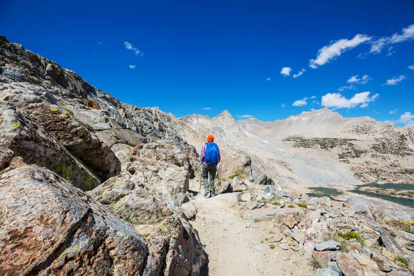 Backpacker Στην Πεζοπορία Στα Ψηλά Βουνά — Φωτογραφία Αρχείου