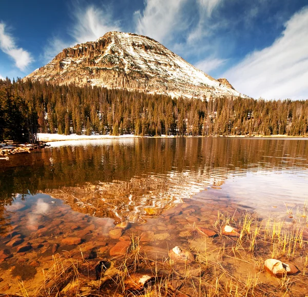 Lake in mountains — Stock Photo, Image