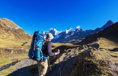 Cordillera dağlarında yürüyüş sahnesi, Peru