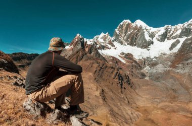 Cordillera dağlarında yürüyüş sahnesi, Peru