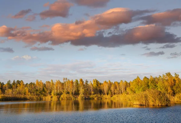 Piękne Jezioro Sezonie Jesiennym — Zdjęcie stockowe