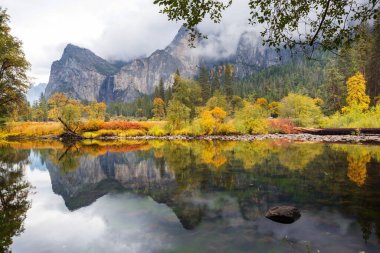 Yosemite Ulusal Parkı, Kaliforniya, ABD 'de güzel bir sonbahar sezonu