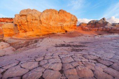 Vermilion Cliffs Ulusal Anıtı. Gün doğumunda manzara manzarası. Alışılmadık dağ manzarası. Güzel doğal arkaplan.