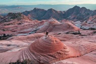 Utah dağlarında yürüyüş. Alışılmadık doğal manzaralarda yürüyüş. Fantastik kumtaşı oluşumları.