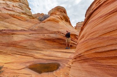Utah dağlarında yürüyüş. Alışılmadık doğal manzaralarda yürüyüş. Fantastik kumtaşı oluşumları.