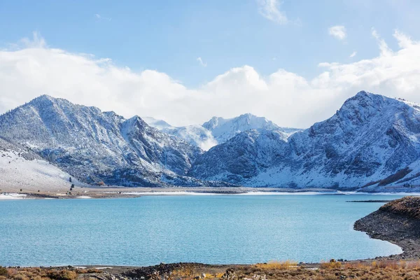 Kış Erken Dağlarında Güzel Bir Doğa Manzarası Sierra Nevada Manzaraları — Stok fotoğraf