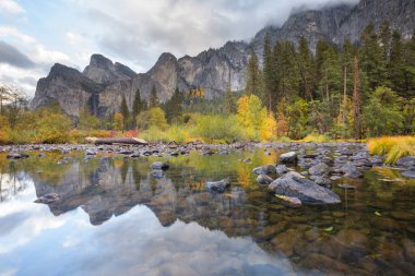Yosemite Ulusal Parkı, Kaliforniya, ABD 'de güzel bir sonbahar sezonu