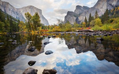 Yosemite Ulusal Parkı, Kaliforniya, ABD 'de güzel bir sonbahar sezonu