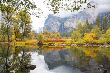 Yosemite Ulusal Parkı, Kaliforniya, ABD 'de güzel bir sonbahar sezonu