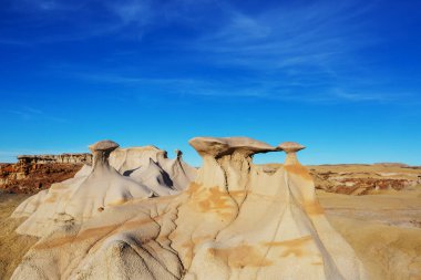 Bisti çorak arazilerindeki alışılmadık çöl manzaraları, De-na-zin vahşi doğa alanı, New Mexico, ABD