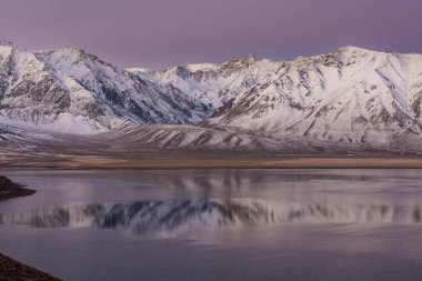 Kış erken dağlarında güzel bir doğa manzarası. Sierra Nevada manzaraları. ABD, Kaliforniya. Seyahat ve kış tatili geçmişi.