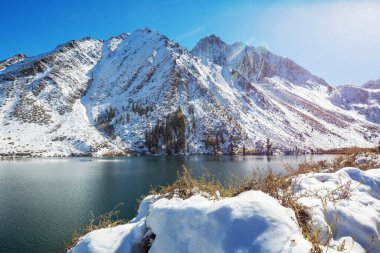 Kış erken dağlarında güzel bir doğa manzarası. Sierra Nevada manzaraları. ABD, Kaliforniya. Seyahat ve kış tatili geçmişi.