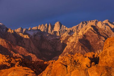 Mt. Doğu Sierra, California, ABD 'deki Whitney manzaraları, güzel doğal arka plan