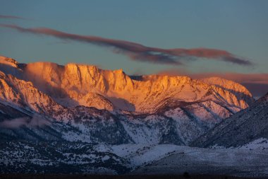 Kış mevsiminde dağları kaplayan kar