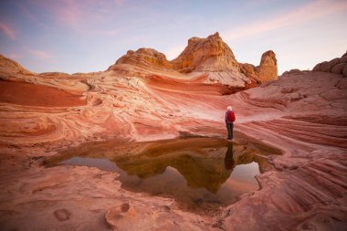 Vermilion Cliffs Ulusal Anıtı. Gün doğumunda manzara manzarası. Alışılmadık dağ manzarası. Güzel doğal arkaplan.