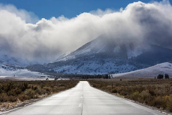 Ορεινός Δρόμος Στο Χειμερινό Τοπίο Σιέρα Νεβάδα Καλιφόρνια Ηπα — Φωτογραφία Αρχείου