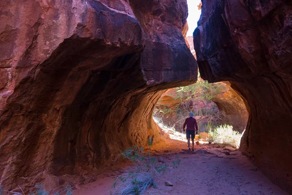 Homme Randonnée Dans Canyon Fente Dans Les Montagnes Été Utah — Photo