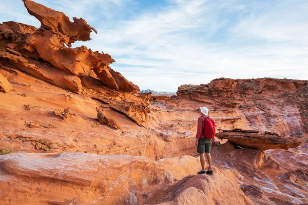 Caminhante Dentro Arco Pedra Deserto Nevada Perto Las Vegas Nevada — Fotografia de Stock