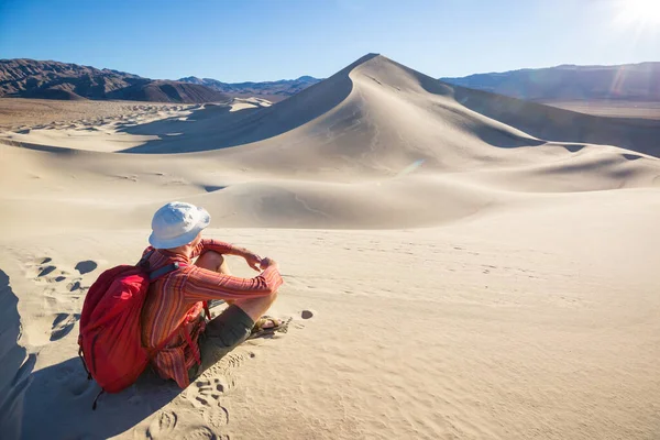 Hiker Sand Dunes Desert — Stock Photo, Image