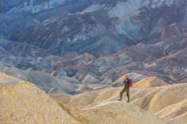 Zabriskie Point 'teki yürüyüşçü Kaliforniya' daki Ölüm Vadisi Ulusal Parkı, ABD 