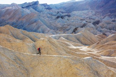 Zabriskie Point 'teki yürüyüşçü Kaliforniya' daki Ölüm Vadisi Ulusal Parkı, ABD