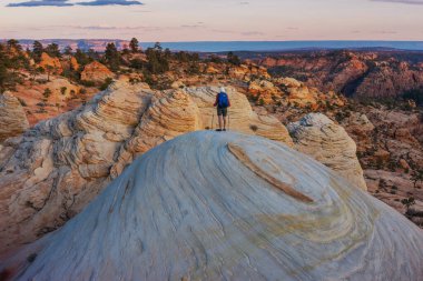Utah dağlarında yürüyüş. Alışılmadık doğal manzaralarda yürüyüş. Fantastik kumtaşı oluşumları.