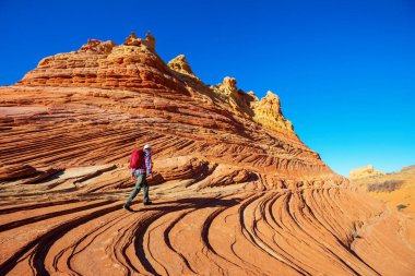 Utah dağlarında yürüyüş. Alışılmadık doğal manzaralarda yürüyüş. Fantastik kumtaşı oluşumları.