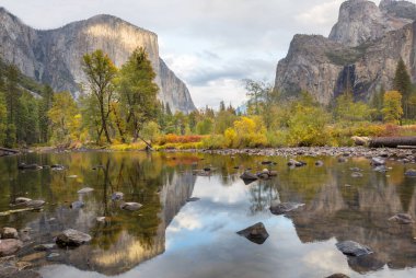 Yosemite Ulusal Parkı, Kaliforniya, ABD 'de güzel bir sonbahar sezonu