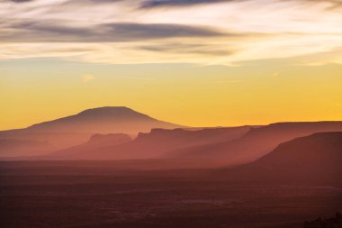 Gün batımında dağların silueti